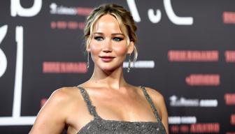 Jennifer Lawrence präsentiert ihren Babybauch in einer traumhaften Robe